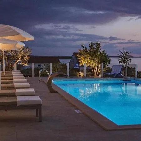 Apartment Family-friendly With Swimming Pool Mandre, Pag - 24502 Kolan